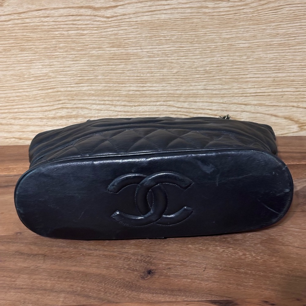 CHANEL Black Leather Shoulder Bag - Picture 8 of 11